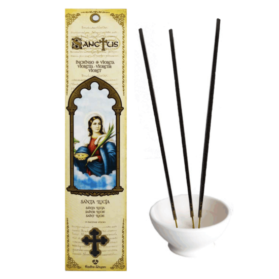 Inciensos Radhe Shyam de la colección Sanctus, (Religiosos ) inciensos elaborados con productos naturales y exclusivos. A través de cada aroma nos proporcionan un estado de calma y naturalidad aromática inconfundibles. Cada uno mantiene un aroma especial y profundo. Inciensos Radhe Shyam en varillas sin aditivos tóxico, ni carbónicos, ni componentes químicos. En la elaboración de dichos inciensos y productos que lo componen no hay ningún tipo de explotación animal, y sus productos son de origen vegetal. Los inciensos Radhe Shyam Sanctus bajo su desarrollo de elaboración con ingredientes naturales, resinas y aceites aromáticos, hace que cada aroma penetre en nuestro sentido olfativo  para encontrar el  equilibrio, y  poder  invocar a nuestro sentido más espiritual. Los inciensos Radhe Shyam Sanctus son ideales para ofrendas religiosas y purificaciones personales, cada estuche representa a una imagen religiosa y este a su vez al aroma representativo sobre cada imagen. Enciende un incienso Radhe Shyam, Sanctus para también ayudar a tus seres más queridos y disfruta de su penetrante aroma y de sus beneficios aromáticos. Especificaciones del producto Aroma: Jacinto ( floral elegante intenso ) Presentado en estuches decorativos de 18 grms, con una media de entre 15 unidades de varillas. Este incienso es de larga duración, con una combustión natural  entre 40-45 minutos aprox. Para un uso adecuado y correcto, por favor se recomienda el encendido con fosforo, o con una vela natural, con ello conseguimos encontrar todas las propiedades de cada elemento en combustión y una base aromática natural. ( nunca encendido con gas ). Le presentamos una amplia variedad de incensarios adecuados para el uso de inciensos en varillas. Busca el que mas encaje con tu filosofia y tu decoración ( Incensarios & Portainciensos )